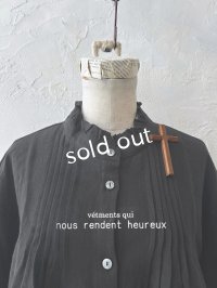 nous rendent heureux／フリル襟ピンタックブラウス・黒