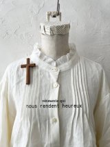 nous rendent heureux／フリル襟ピンタックブラウス・オフ