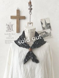MARCHE' DE SOEUR／革タグ付きストール・黒小花