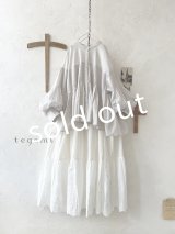 tegami/ドロップピンタックのカフスブラウス・ライトグレー