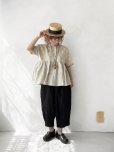 画像11: ubasoku/0931 ガーベラ刺繍のギャザープルオーバー・チャコール