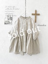 ubasoku/0931 ガーベラ刺繍のギャザープルオーバー・ベージュ