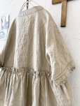 画像9: ubasoku/0931 ガーベラ刺繍のギャザープルオーバー・チャコール
