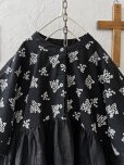 画像2: ubasoku/0932 かすみそう刺繍のギャザープルオーバー・黒 (2)