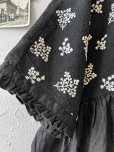 画像4: ubasoku/0932 かすみそう刺繍のギャザープルオーバー・黒