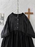 画像2: ubasoku/0953 ガーベラ刺繍のギャザーワンピース・黒 (2)
