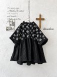 画像1: ubasoku/0932 かすみそう刺繍のギャザープルオーバー・黒 (1)