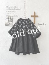 ubasoku/0932 かすみそう刺繍のギャザープルオーバー・黒