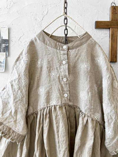 画像2: ubasoku/0931 ガーベラ刺繍のギャザープルオーバー・ベージュ