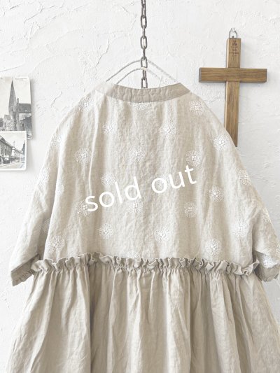 画像9: ubasoku/0953 ガーベラ刺繍のギャザーワンピース・ベージュ