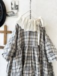 画像2: MARCHE' DE SOEUR／大きなラッフル襟のチュニック・先染チェックにミルク襟 (2)