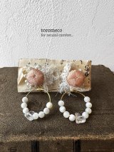 toromeco／アンティークシルクと天然石イヤリング・サーモンピンク
