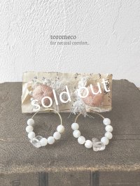 toromeco／アンティークシルクと天然石イヤリング・サーモンピンク