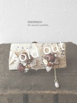 toromeco／”tsubuto” スフレスパンコールのイヤリング・ブラウンレッド
