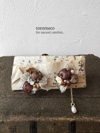 toromeco／”tsubuto” スフレスパンコールのイヤリング・ブラウンレッド