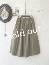 seasew.／702 タックスカート・カーキ