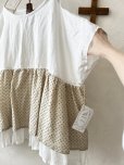 画像2: shizuka's/フレンチ袖レイヤードブラウス・ベージュドット (2)