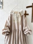 画像2: pollenbienco/アンティークレースのギャザーワンピース・ピンクベージュC (2)