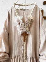 画像3: MARCHE' DE SOEUR／十字架ネックレス付きギャザーワンピース・ピンクベージュ (3)