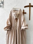 画像2: MARCHE' DE SOEUR／十字架ネックレス付きギャザーワンピース・ピンクベージュ (2)