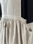 画像11: kosatofuku／ひとつボタンのエプロンギャザーワンピース・黒