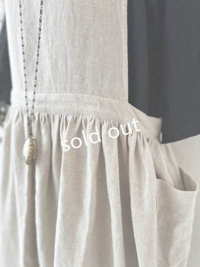 画像11: kosatofuku／ひとつボタンのエプロンギャザーワンピース・黒