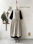 画像1: kosatofuku／ひとつボタンのエプロンギャザーワンピース・生成り (1)