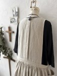 画像14: kosatofuku／ひとつボタンのエプロンギャザーワンピース・生成り