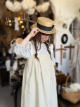 画像1: kosatofuku／レースフリルショルダーのサロペットワンピース・生成り (1)