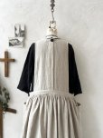 画像11: kosatofuku／ひとつボタンのエプロンギャザーワンピース・生成り