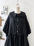 画像2: kosatofuku／二枚衿のリネンギャザーワンピース・黒 (2)