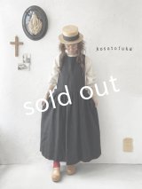 kosatofuku／ひとつボタンのエプロンギャザーワンピース・黒