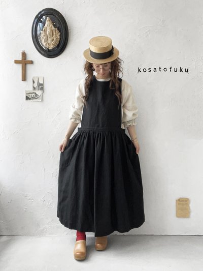画像1: kosatofuku／ひとつボタンのエプロンギャザーワンピース・黒