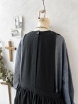 画像7: kosatofuku／ひとつボタンのエプロンギャザーワンピース・黒