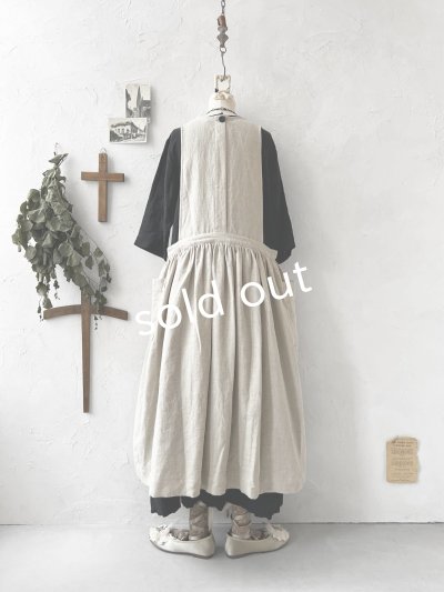 画像11: kosatofuku／ひとつボタンのエプロンギャザーワンピース・生成り