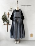 画像1: kosatofuku／フリルショルダーとプリーツリボンのワンピース・デニム (1)
