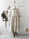 画像1: kosatofuku／二枚衿のリネンギャザーワンピース・生成り (1)