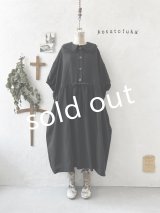 kosatofuku／二枚衿のリネンギャザーワンピース・黒