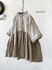 ubasoku/0931 ガーベラ刺繍のギャザープルオーバー・ベージュ