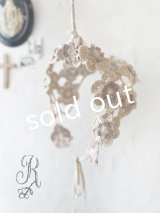 R.／手編みのバブーシュカ