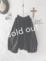 Libera&Capricciosa／ワイドギャザーサルエルパンツ・黒