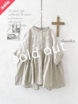 【30%OFF SALE】ubasoku/0931 ガーベラ刺繍のギャザープルオーバー・ベージュ