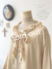 SO／カーブフリルブラウス・アプリコットベージュ