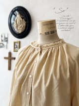 SO／フリル襟ブラウス・アプリコットベージュ