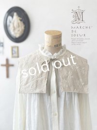 MARCHE' DE SOEUR／タッセルティペット・生成り刺繍
