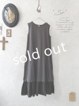 SO／裁ち切りフリルノースリーブワンピース・スミクロ