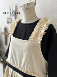 kosatofuku／フリルショルダーとプリーツリボンのワンピース・ アイボリー