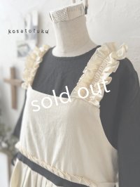 kosatofuku／フリルショルダーとプリーツリボンのワンピース・ アイボリー