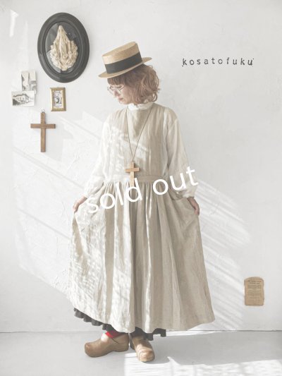 画像1: kosatofuku／ひとつボタンのエプロンギャザーワンピース・生成り