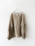 画像5: mifumi／お花たちのブラウス・アンティークベージュ